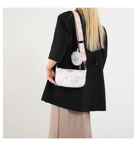 Détail du sac bandoulière en PU blanc avec imprimés papillons et large sangle à motif