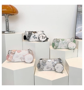 Détail de quatre sacs bandoulière imprimé papillon avec bandoulière large et pochette