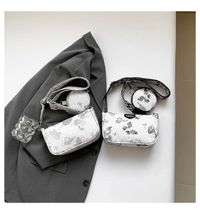 Détail de l'ensemble sac à bandoulière avec imprimé papillon et petit porte-monnaie rond