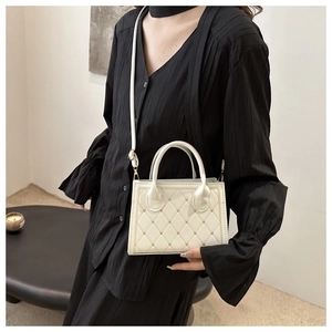 Petit sac à main blanc matelassé avec bandoulière et détails dorés pour femmes
