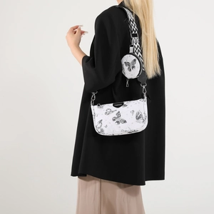 Sac bandoulière blanc imprimé papillon avec large sangle géométrique sur modèle