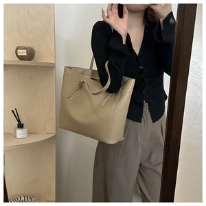 Détail du grand sac cabas kaki en similicuir lisse avec des coutures apparentes