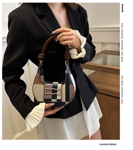 Detail der Satteltasche im Color-Block-Design mit Lederstruktur und goldener Schließe