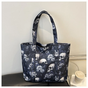 Detail van een grote tote bag met vintage schedel en bloemenprints op canvas stof