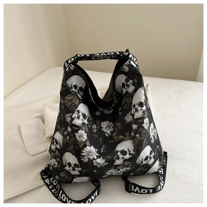 Détail du sac en nylon imprimé tête de mort avec bandoulière réglable LOVE