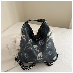 Détail du sac cabas en nylon à motif tête de mort avec anses lettrées Love