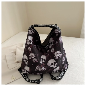 Détail de l'imprimé tête de mort et fleurs sur grand sac en nylon avec sangle LOVE