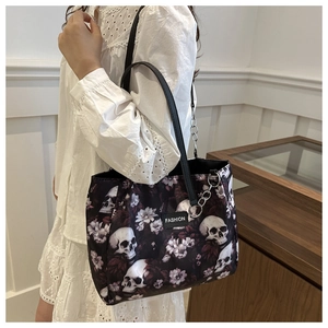 Retro Schultertasche in Schwarz mit Totenkopf-Blumenmuster und silberner Kette