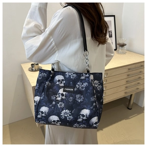 Detail der Vintage-Tasche mit Totenkopf-Blumenprint und Ketten-Schultergurt