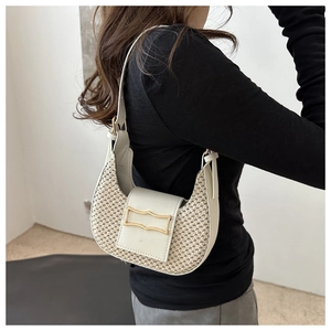 Detail of cream crescent shoulder bag with straw texture and golden metal buckle