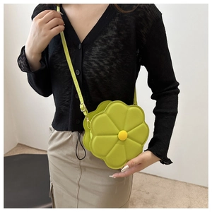 Détail du sac bandoulière vert en forme de fleur avec sangle réglable et coutures