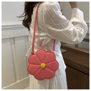Vue détaillée du sac à fleurs rose avec centre jaune et bandoulière fine pour femme
