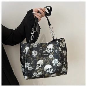 Retro-Gothic-Einkaufstasche mit Totenkopf-Blumenmuster und Kettenriemen-Detail