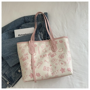 Dettaglio della borsa tote in PU con graffiti street style e manici rosa chic