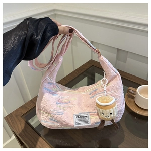 Borsa a Tracolla in Tela Ricamata di Moda Per Donna Borsa a Mezza Luna Trapuntata Con Ciondolo in Peluche Grande Capacità Borsa a Tracolla Casual