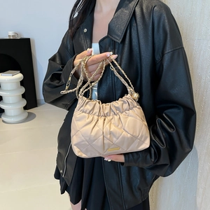 Borsa a secchiello trapuntata in pelle PU beige con catena dorata e coulisse