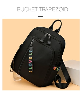 Detail eines schwarzen Nylonrucksacks mit buntem LOVE-Band und seitlicher Flaschentasche