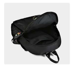 Detailansicht des Innenfachs und des Reißverschlusses des schwarzen Nylon-Rucksacks