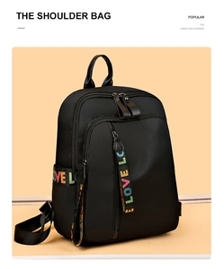 Detail eines wasserdichten Nylon-Rucksacks mit bunten LOVE-Zippern und großem Hauptfach