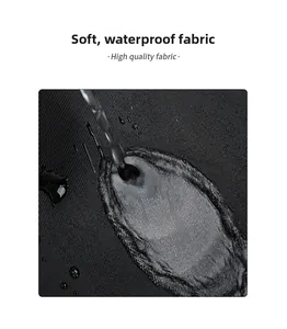 Detail von hochwertigem, weichem und wasserdichtem schwarzem Nylongewebe mit Wassertropfen