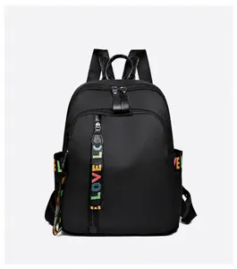 Vorderansicht schwarzer Nylon-Rucksack mit bunten LOVE-Band-Reißverschlüssen