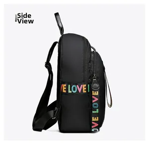 Seitenansicht des leichten schwarzen Nylon-Rucksacks mit bunten LOVE-Gurtbändern