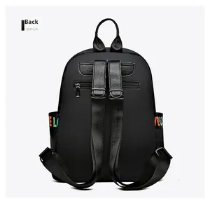 Rückseite des schwarzen Nylonrucksacks mit Diebstahlsichere Tasche und Love-Seitenprint