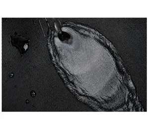 Makroaufnahme von wasserdichtem schwarzem Nylongewebe mit hydrophoben Perlen für Rucksäcke