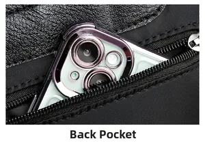 Detail der Anti-Diebstahl-Reißverschlusstasche an einem schwarzen Nylonrucksack für Handys