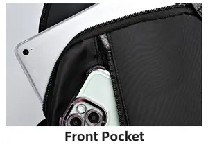 Detail der Fronttasche des schwarzen Nylonrucksacks mit Stauraum für Tablet und Handy