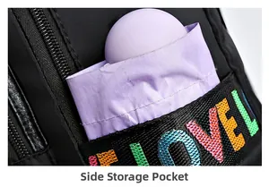 Detail der Seitentasche am schwarzen Nylon-Rucksack mit farbenfrohem Band-Akzent