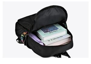 Innenansicht des schwarzen Nylon-Rucksacks mit viel Platz für Bücher und Utensilien