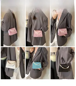 Détails de petits sacs à motif crocodile en rose blanc bleu noir avec chaîne de perles