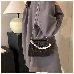 Sac à bandoulière noir brillant motif crocodile avec anse en perles et chaîne à billes