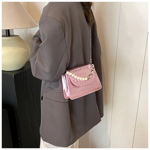 Petit sac carré rose à motif crocodile avec poignée en perles et bandoulière en chaîne