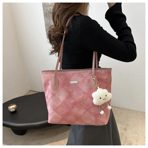Sac cabas rose à motif losanges avec charme nuage porté à l'épaule par un mannequin