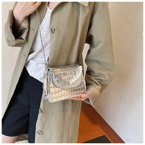 Sac à bandoulière argenté brillant effet crocodile avec poignée perle et chaîne