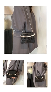 Détails du mini sac effet crocodile avec poignée perle cœur et chaîne à boules