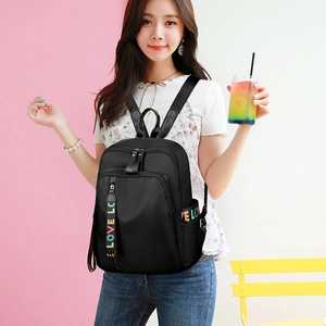 Leichter schwarzer Nylon-Rucksack für Damen mit bunten LOVE-Buchstaben-Gurten