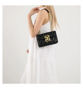 Détail du sac à bandoulière en cuir matelassé noir avec boucle dorée en forme de H