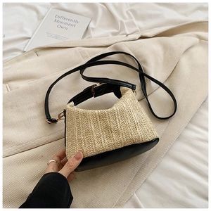 Détail du sac patchwork en paille et cuir noir avec ferrures dorées et bandoulière