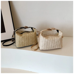 Détail de sacs à main en paille kaki et crème avec fermoir doré et bandoulière
