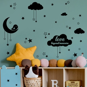 Détail des stickers muraux lune, étoiles et nuages avec texte Love Beyond Measure