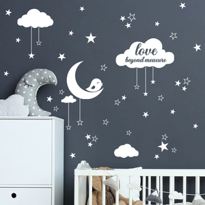 Détail de stickers muraux lune étoiles et nuages blancs avec texte Love Beyond Measure