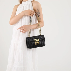 Sac à bandoulière matelassé noir tendance avec boucle géométrique dorée vintage