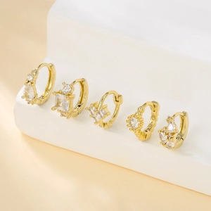 Set van 5 vergulde 18k oorringen met hart-, ster- en peervormige zirkonia edelstenen in goud