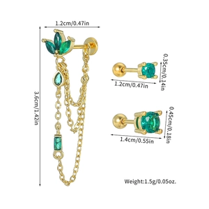 Détail du set de piercings d'oreilles zircon émeraude avec chaînes dorées et clous