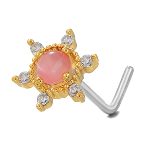 Dettaglio di piercing al naso a L con opale rosa, zirconi bianchi e placcatura oro
