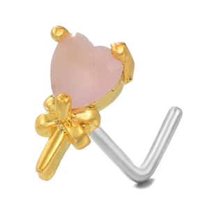 Piercing naso a L con gemma a cuore rosa e fiocco dorato su sfondo bianco