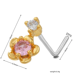 Dettaglio del piercing al naso a L con fiore in zircone rosa e finitura oro-argento